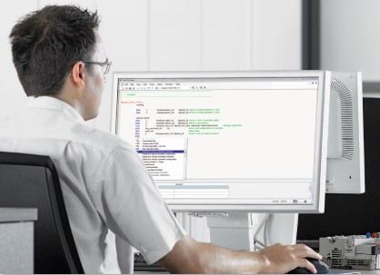 2 DC-AE_Bild2_MonitorMann_PSO2684_201810_mn